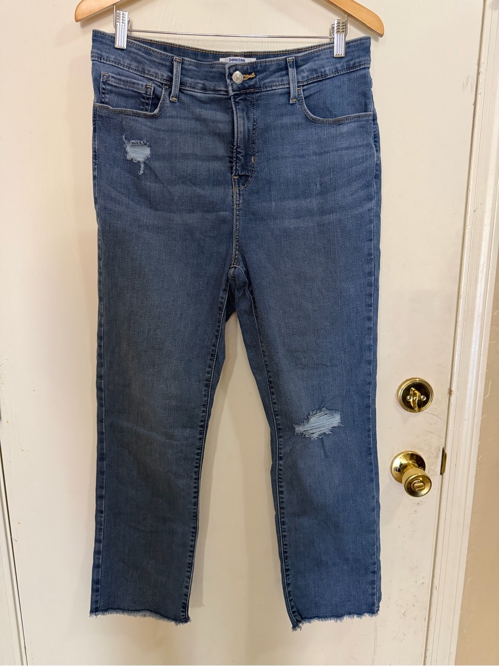 Denizen from Levi's Cropped Distressed Blue Jeans (283)
